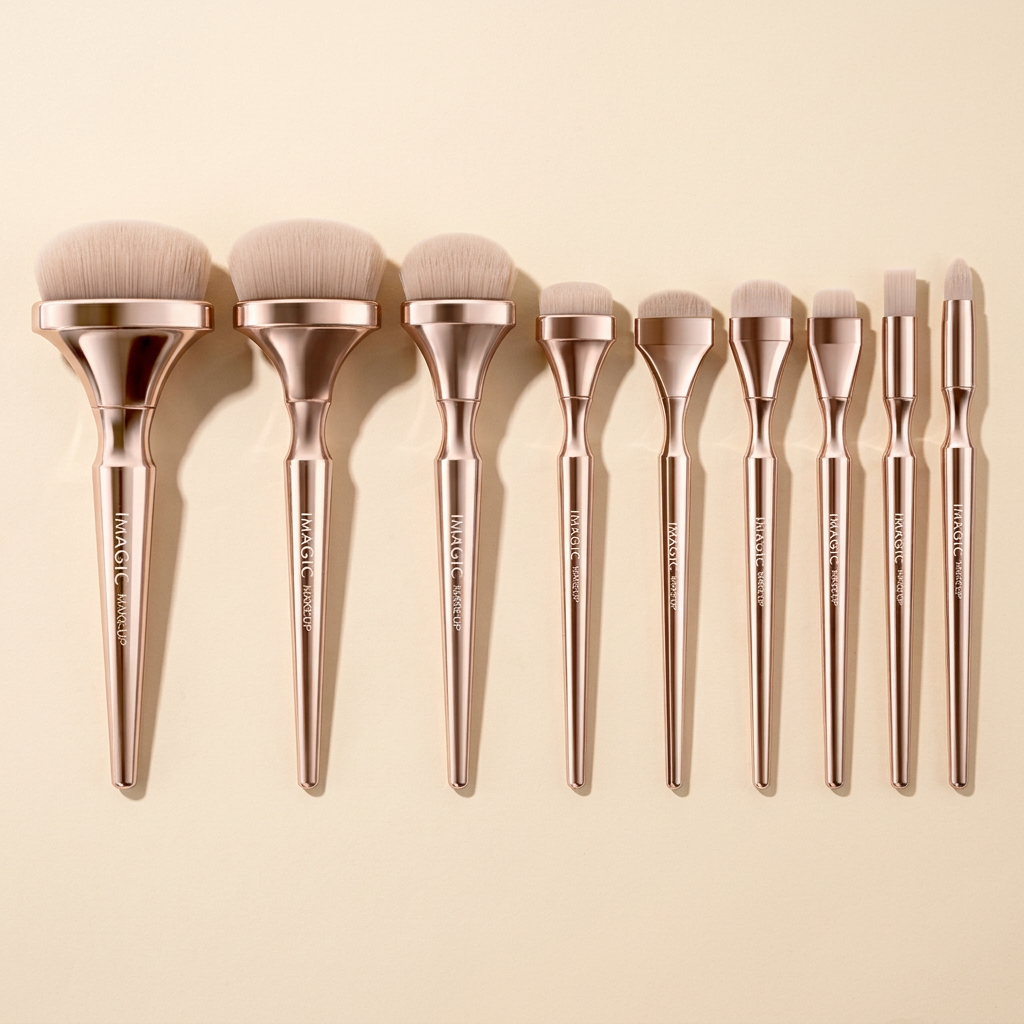 Aurélie Brush Set met negen kwasten op een beige achtergrond